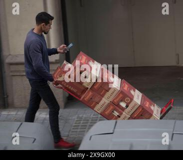 un carrello a mano o un carrello per il trasporto di merci e altre cose un carrello a mano per il trasporto di merci Foto Stock