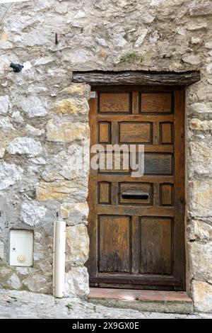 vecchia porta in legno e muro in pietra, ambiente urbano, dettagli architettonici esterni, città vecchia, Francia Foto Stock