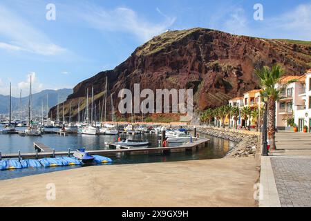 Marina del villaggio di Quinta do lorde sulla costa dell'isola di Madeira (Portogallo) nell'Oceano Atlantico - Hotel spa che abbraccia un'intera pesca tradizionale Foto Stock