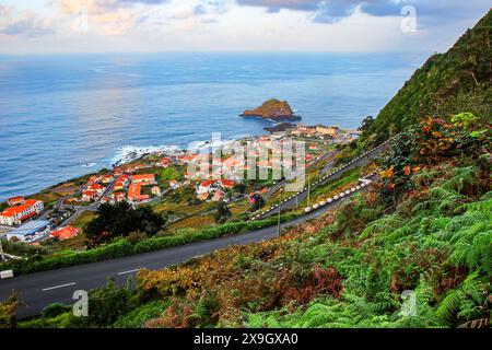 Vista del villaggio di Porto Moniz sulla costa settentrionale dell'isola di Madeira (Portogallo) nell'Oceano Atlantico Foto Stock