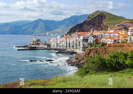 Villaggio di quinta do lorde sulla costa dell'isola di Madeira (Portogallo) nell'Oceano Atlantico - Hotel spa che abbraccia un villaggio di pescatori tradizionale nelle vicinanze Foto Stock