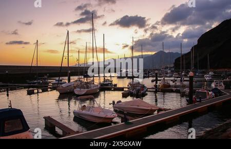 Marina del villaggio di Quinta do lorde sulla costa dell'isola di Madeira (Portogallo) nell'Oceano Atlantico - Hotel spa che abbraccia un'intera pesca tradizionale Foto Stock