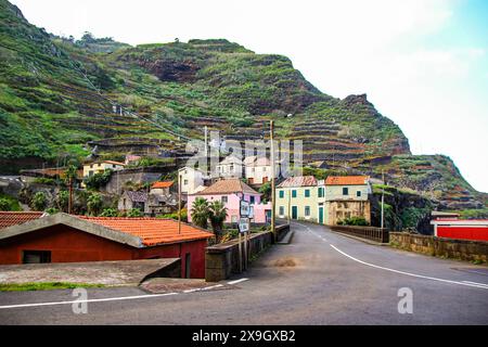 Case nel villaggio di Ribeira da Janela sulla costa settentrionale dell'isola di Madeira (Portogallo) nell'Oceano Atlantico Foto Stock