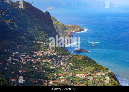 Vista aerea del villaggio sul mare di Arco de Sao Jorge dal punto panoramico di Beira da Quinta sulla costa settentrionale dell'isola di Madeira (Portogallo) nell'Oceano Atlantico Foto Stock