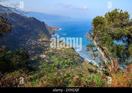 Vista aerea del villaggio sul mare di Arco de Sao Jorge dal punto panoramico di Beira da Quinta sulla costa settentrionale dell'isola di Madeira (Portogallo) nell'Oceano Atlantico Foto Stock