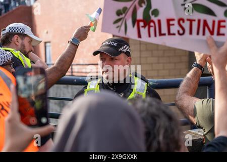 Glasgow, Scozia, Regno Unito. 31 maggio 2024. I manifestanti pro Palestine si riuniscono al di fuori della partita di calcio femminile di qualificazione all’euro tra Scozia e Israele a Hampden Park. Credito: R.. Gass/Alamy Live News Foto Stock