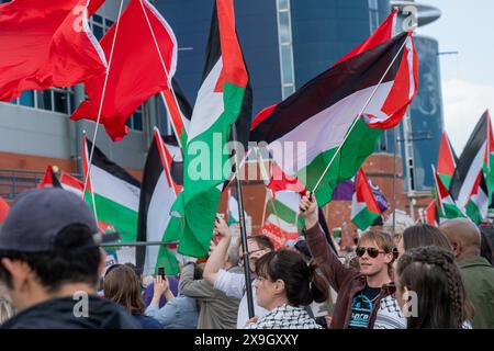 Glasgow, Scozia, Regno Unito. 31 maggio 2024. I manifestanti pro Palestine si riuniscono al di fuori della partita di calcio femminile di qualificazione all’euro tra Scozia e Israele a Hampden Park. Credito: R.. Gass/Alamy Live News Foto Stock