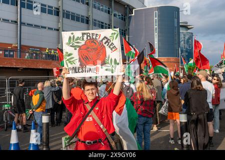 Glasgow, Scozia, Regno Unito. 31 maggio 2024. I manifestanti pro Palestine si riuniscono al di fuori della partita di calcio femminile di qualificazione all’euro tra Scozia e Israele a Hampden Park. Credito: R.. Gass/Alamy Live News Foto Stock