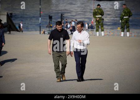 Stoccolma, Svezia. 31 maggio 2024. Il presidente ucraino Volodymyr Zelenskyy, a sinistra, e il primo ministro svedese Ulf Kristersson, a destra, camminano insieme fino al Palazzo di Stoccolma per incontrare il re Carlo XVI Gustavo a margine del vertice nordico sulla sicurezza e la difesa, 31 maggio 2024, a Stoccolma, Svezia. Credito: Pool Photo/Ufficio Stampa Presidenziale ucraino/Alamy Live News Foto Stock