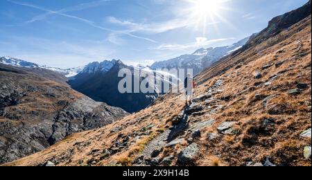 Alpinisti su un sentiero escursionistico, sentiero escursionistico a Ramolhaus, dietro le cime glaciali delle montagne e il ghiacciaio Gurgler Ferner, in autunno, vicino a Obergurgl Foto Stock