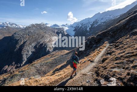 Alpinisti su un sentiero escursionistico, sentiero escursionistico a Ramolhaus, dietro le cime glaciali delle montagne e il ghiacciaio Gurgler Ferner, in autunno, vicino a Obergurgl Foto Stock