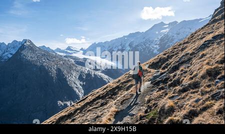 Alpinisti su un sentiero escursionistico, sentiero escursionistico a Ramolhaus, dietro le cime glaciali delle montagne e il ghiacciaio Gurgler Ferner, in autunno, vicino a Obergurgl Foto Stock