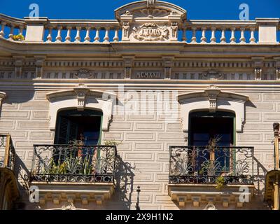 Primo piano di una classica facciata in pietra con balaustra decorativa e finestre ornate, palma di Maiorca con le sue case storiche, la grande cattedrale e. Foto Stock