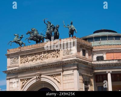 Un capolavoro architettonico con statue e cavalli sul tetto sotto un cielo blu, palermo in sicilia con un'imponente cattedrale, monumenti e vecchio Foto Stock