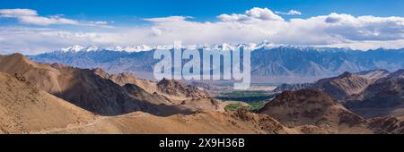 Panorama dal passo di Khardong, il secondo passo autostradale più alto del mondo, sopra Leh e la valle dell'Indo fino a Stok Kangri, 6153 m, Ladakh, Jammu Foto Stock