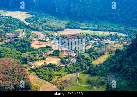 Panorama di Vang Vieng e del paesaggio di Kart dal punto panoramico di Pha Ngern, provincia di Vientiane, Laos Foto Stock