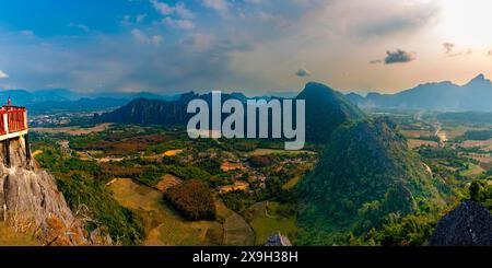 Panorama di Vang Vieng e del paesaggio di Kart dal punto panoramico di Pha Ngern, provincia di Vientiane, Laos Foto Stock