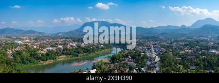 Panorama su Luang Prabang con il fiume Nam Khan e Wat Phol Pao sullo sfondo, Laos Foto Stock