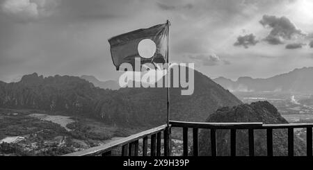 Panorama di Vang Vieng e del paesaggio di Kart dal punto panoramico di Pha Ngern, provincia di Vientiane, Laos Foto Stock