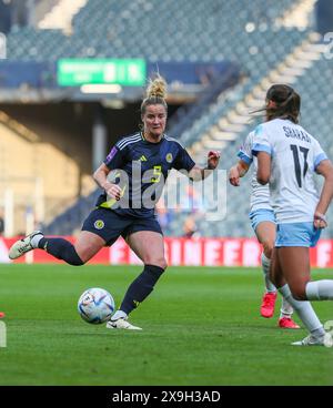 31 maggio 2024, Glasgow, Regno Unito. La Scozia ha giocato contro Israele a Hampden Park, Glasgow, Scozia, Regno Unito nella fase di campionato del Campionato europeo femminile 2025. La partita è stata ritardata di circa 25 minuti quando un manifestante pro-palestina si è incatenato a uno dei portieri. Il gioco è iniziato dopo essere stato liberato e arrestato, il risultato della partita è stato Scozia 4 - 1 Israele. I gol sono stati segnati per la Scozia da Claire Emslie (18) 17 minuti e 36 minuti. Kirsty Hanson (10) 30 minuti, e Martha Thomas (20) in 63 minuti da un rigore. Talia Sommer (13) ha segnato per Israele in 84 minuti. Credito: Findlay/A. Foto Stock