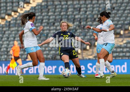 31 maggio 2024, Glasgow, Regno Unito. La Scozia ha giocato contro Israele a Hampden Park, Glasgow, Scozia, Regno Unito nella fase di campionato del Campionato europeo femminile 2025. La partita è stata ritardata di circa 25 minuti quando un manifestante pro-palestina si è incatenato a uno dei portieri. Il gioco è iniziato dopo essere stato liberato e arrestato, il risultato della partita è stato Scozia 4 - 1 Israele. I gol sono stati segnati per la Scozia da Claire Emslie (18) 17 minuti e 36 minuti. Kirsty Hanson (10) 30 minuti, e Martha Thomas (20) in 63 minuti da un rigore. Talia Sommer (13) ha segnato per Israele in 84 minuti. Credito: Findlay/A. Foto Stock