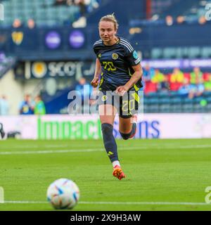 31 maggio 2024, Glasgow, Regno Unito. La Scozia ha giocato contro Israele a Hampden Park, Glasgow, Scozia, Regno Unito nella fase di campionato del Campionato europeo femminile 2025. La partita è stata ritardata di circa 25 minuti quando un manifestante pro-palestina si è incatenato a uno dei portieri. Il gioco è iniziato dopo essere stato liberato e arrestato, il risultato della partita è stato Scozia 4 - 1 Israele. I gol sono stati segnati per la Scozia da Claire Emslie (18) 17 minuti e 36 minuti. Kirsty Hanson (10) 30 minuti, e Martha Thomas (20) in 63 minuti da un rigore. Talia Sommer (13) ha segnato per Israele in 84 minuti. Credito: Findlay/A. Foto Stock