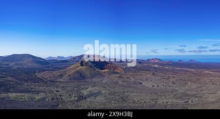 Panorama dal bordo del cratere della Caldera Blanca alle montagne del fuoco nel Parque National de Timanfaya, Lanzarote, Isole Canarie, Spagna Foto Stock