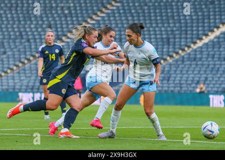 31 maggio 2024, Glasgow, Regno Unito. La Scozia ha giocato contro Israele a Hampden Park, Glasgow, Scozia, Regno Unito nella fase di campionato del Campionato europeo femminile 2025. La partita è stata ritardata di circa 25 minuti quando un manifestante pro-palestina si è incatenato a uno dei portieri. Il gioco è iniziato dopo essere stato liberato e arrestato, il risultato della partita è stato Scozia 4 - 1 Israele. I gol sono stati segnati per la Scozia da Claire Emslie (18) 17 minuti e 36 minuti. Kirsty Hanson (10) 30 minuti, e Martha Thomas (20) in 63 minuti da un rigore. Talia Sommer (13) ha segnato per Israele in 84 minuti. Credito: Findlay/A. Foto Stock