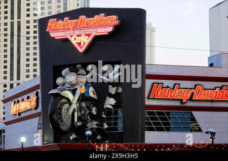 Las Vegas, Nevada, USA, Nord America, grande Harley Davidson Cafe a Las Vegas, illuminato, con una enorme moto sulla facciata, Las Vegas Strip Foto Stock