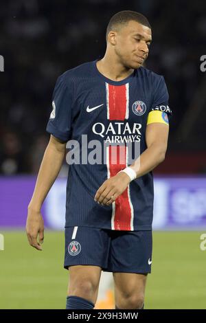 Partita di calcio, il capitano Kylian MBAPPE' Paris St. Germain guarda a destra, lo stadio di calcio Parc des Princes, Parigi, Francia Foto Stock