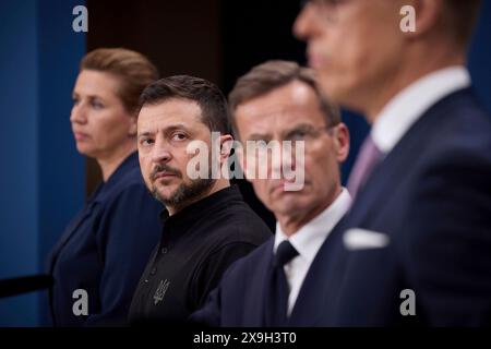 Stoccolma, Svezia. 31 maggio 2024. Il primo ministro danese mette Frederiksen, a sinistra, il presidente ucraino Volodymyr Zelenskyy, e il primo ministro svedese Ulf Kristersson, a destra, guardano al presidente finlandese Alexander Stubb, a destra, durante una conferenza stampa congiunta al vertice nordico sulla sicurezza e la difesa, 31 maggio 2024, a Stoccolma, Svezia. Credito: Pool Photo/Ufficio Stampa Presidenziale ucraino/Alamy Live News Foto Stock