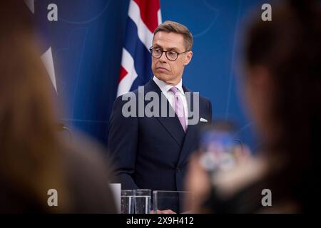 Stoccolma, Svezia. 31 maggio 2024. Il Presidente finlandese Alexander Stubb ascolta un'interrogazione durante una conferenza stampa congiunta al vertice nordico sulla sicurezza e la difesa, tenutosi il 31 maggio 2024 a Stoccolma, Svezia. Credito: Pool Photo/Ufficio Stampa Presidenziale ucraino/Alamy Live News Foto Stock