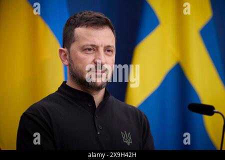 Stoccolma, Svezia. 31 maggio 2024. Il presidente ucraino Volodymyr Zelenskyy ascolta una domanda durante una conferenza stampa congiunta al vertice nordico sulla sicurezza e la difesa, 31 maggio 2024, a Stoccolma, Svezia. Credito: Pool Photo/Ufficio Stampa Presidenziale ucraino/Alamy Live News Foto Stock