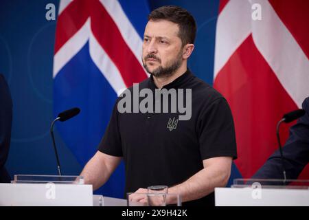 Stoccolma, Svezia. 31 maggio 2024. Il presidente ucraino Volodymyr Zelenskyy ascolta una domanda durante una conferenza stampa congiunta al vertice nordico sulla sicurezza e la difesa, 31 maggio 2024, a Stoccolma, Svezia. Credito: Pool Photo/Ufficio Stampa Presidenziale ucraino/Alamy Live News Foto Stock