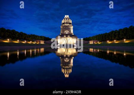 Monumento alla Battaglia delle Nazioni, illuminato, scatto notturno, riflesso nel lago, ora blu, Lipsia, Sassonia, Germania Foto Stock