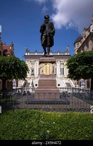 Statua, Monumento a Johann Wolfgang von Goethe, Monumento a Goethe, di fronte alla vecchia borsa valori, Naschmarkt, Lipsia, Sassonia, Germania Foto Stock