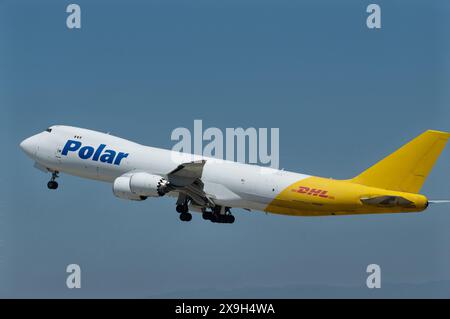 DHL Boeing 747-87UF con registrazione N858GT operato da Polar Air Cargo in decollo dall'aeroporto internazionale di Los Angeles. Foto Stock