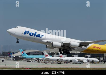 DHL Boeing 747-87UF con registrazione N858GT operato da Polar Air Cargo in decollo dall'aeroporto internazionale di Los Angeles. Foto Stock