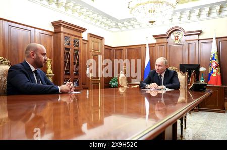 Mosca, Russia. 31 maggio 2024. Il presidente russo Vladimir Putin, a destra, parla al capo della regione di Tula, Vyacheslav Fedorishchev, a sinistra, durante un incontro faccia a faccia al Cremlino, 31 maggio 2024, a Mosca, Russia. Putin ha chiesto a Fedorishchev di assumere la carica di governatore facente funzioni della regione di Samara. Crediti: Alexander Kazakov/piscina del Cremlino/Alamy Live News Foto Stock