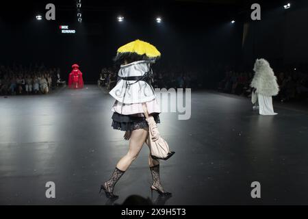 Anversa, Belgio. 31 maggio 2024. La foto mostra i modelli durante la sfilata di fine anno che espone le creazioni degli studenti della laurea e del master del dipartimento di moda della Royal Academy of fine Arts - AP Hogeschool, ad Anversa, venerdì 31 maggio 2024. BELGA FOTO KRISTOF VAN ACCOM credito: Belga News Agency/Alamy Live News Foto Stock