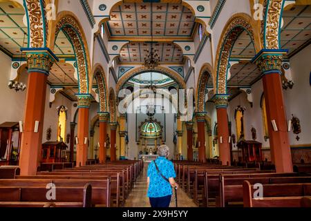 AGUADAS, COLOMBIA - 15 GENNAIO 2024: Donna anziana presso lo storico Tempio dell'Immacolata Concezione nel centro storico del patrimonio culturale di Foto Stock