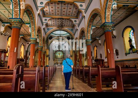 AGUADAS, COLOMBIA - 15 GENNAIO 2024: Donna anziana presso lo storico Tempio dell'Immacolata Concezione nel centro storico del patrimonio culturale di Foto Stock