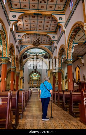 AGUADAS, COLOMBIA - 15 GENNAIO 2024: Donna anziana presso lo storico Tempio dell'Immacolata Concezione nel centro storico del patrimonio culturale di Foto Stock