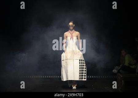 Anversa, Belgio. 31 maggio 2024. Una modella presenta una creazione della stilista Gabrielle Szwarcenberg durante la sfilata di fine anno che mostra le creazioni degli studenti del Bachelor e del master del dipartimento di moda della Royal Academy of fine Arts - AP Hogeschool, ad Anversa, venerdì 31 maggio 2024. BELGA FOTO KRISTOF VAN ACCOM credito: Belga News Agency/Alamy Live News Foto Stock