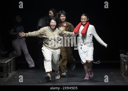 Anversa, Belgio. 31 maggio 2024. Gli studenti festeggiano dopo la fine dell'anno la sfilata di moda che mostra le creazioni degli studenti del Bachelor e del master del dipartimento di moda della Royal Academy of fine Arts - AP Hogeschool, ad Anversa, venerdì 31 maggio 2024. BELGA FOTO KRISTOF VAN ACCOM credito: Belga News Agency/Alamy Live News Foto Stock