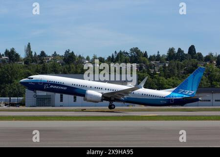 Seattle, Washington, Stati Uniti. 31 maggio 2024. Un Boeing 737 MAX 10 decolla per un volo di prova al Boeing Field. Crediti: Paul Christian Gordon/Alamy Live News Foto Stock