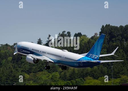 Seattle, Washington, Stati Uniti. 31 maggio 2024. Un Boeing 737 MAX 10 decolla per un volo di prova al Boeing Field. Crediti: Paul Christian Gordon/Alamy Live News Foto Stock