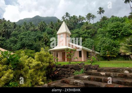 Una piccola chiesa rosa a Puama'u, Iipona, su Hiva Oa, Isole Marchesi, Polinesia francese Foto Stock