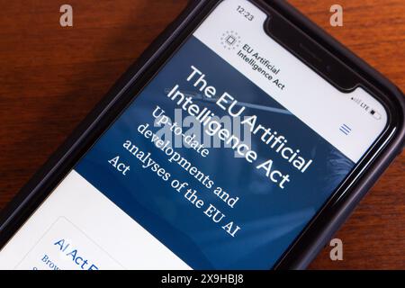 Sito web dell'EU Artificial Intelligence Act visto in un iPhone. L'EU ai Act è una legge istituita dall'Unione europea per regolamentare l'uso della tecnologia ai Foto Stock