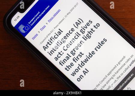 "Intelligenza artificiale (ai) ACT: Il Consiglio dà il via libera finale alle prime regole mondiali sull'intelligenza artificiale" viste in un iPhone. Foto Stock